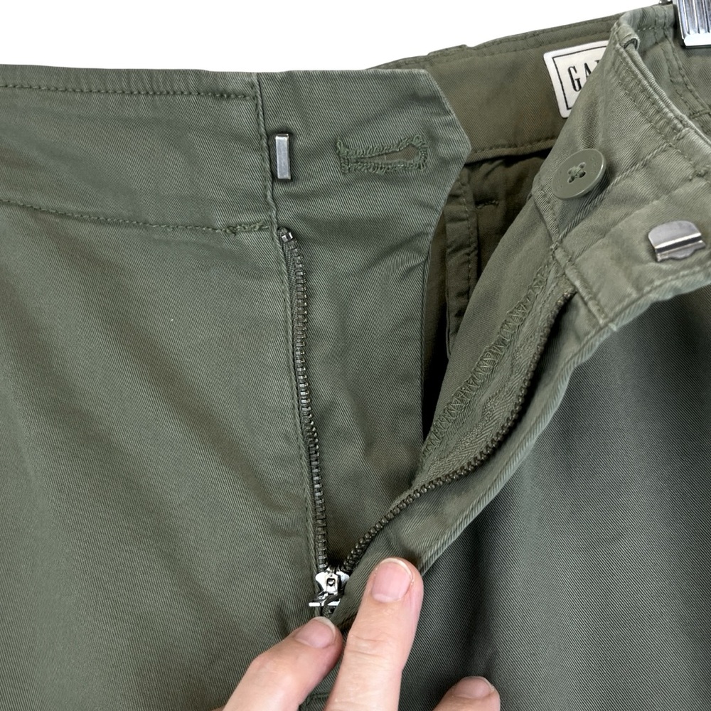 GAP 7" Inseam Downtown Khaki Bermuda Style Short Desert Cactus Green Sz 8 - Picture 8 of 11